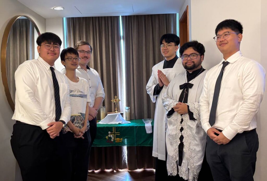 congregational photo with visitors